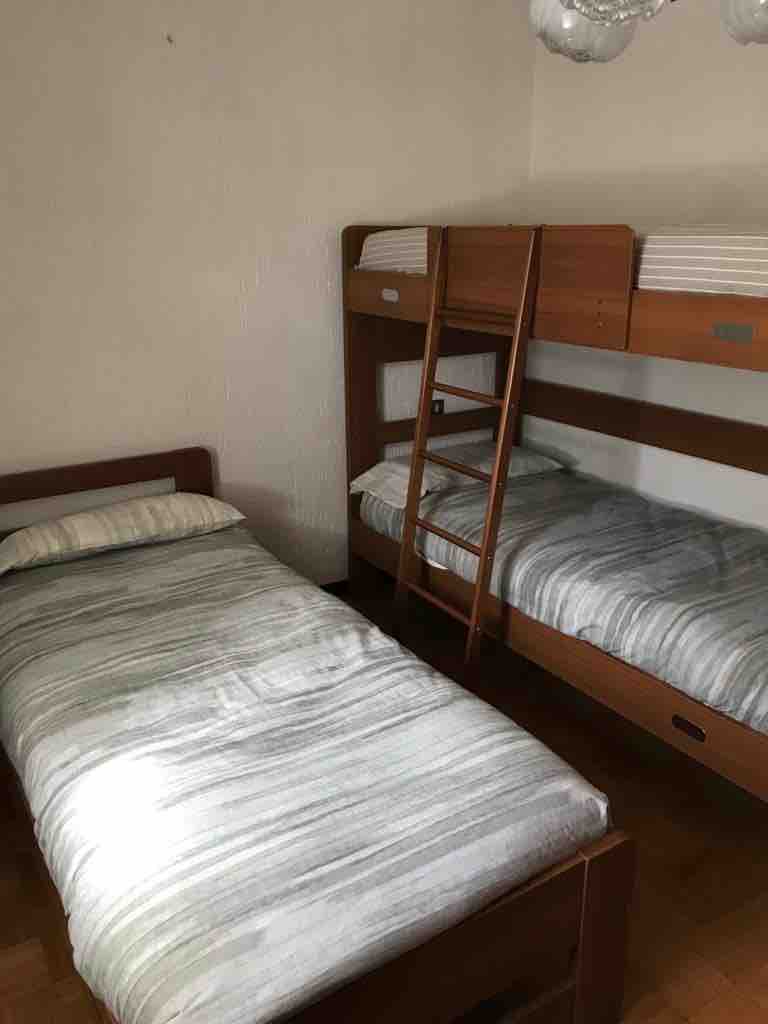 غرفة نوم مع ثلاثة استراحات تحت أشعة الشمس في الطابق الأرضي