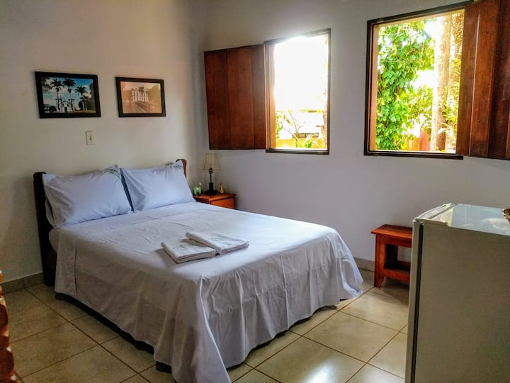 ห้องสวีท 01: ห้องนอนชั้นล่างพร้อมเตียงคู่และเตียงเดี่ยว (รองรับได้ 03 คน) ห้องน้ำส่วนตัวทีวีมินิบาร์พัดลมเพดานและระเบียงสามารถใช้ร่วมกับ Suite 02 ได้