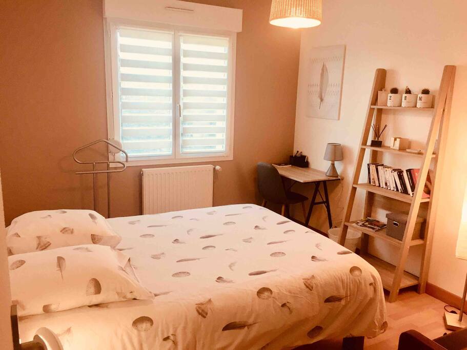 Chambre de 12m2 avec literie de qualité et coin bureau