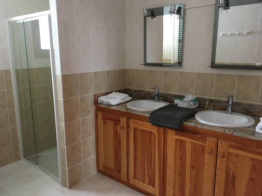 Salle d'eau de la chambre rouge