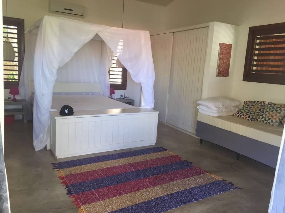Primer quarto cama de 160 vm e cama de 90 cm.