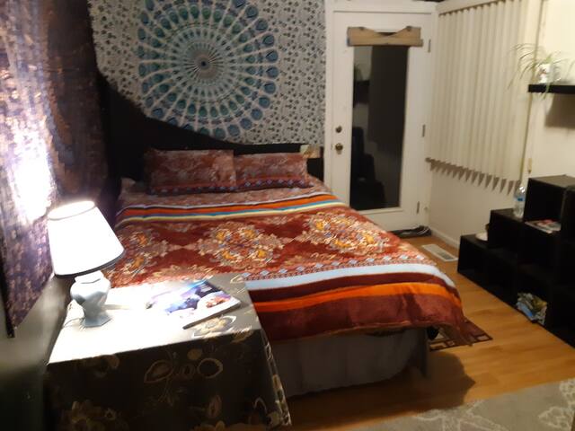 Near 3 Ski Resorts. Cozy, Private door to backyard