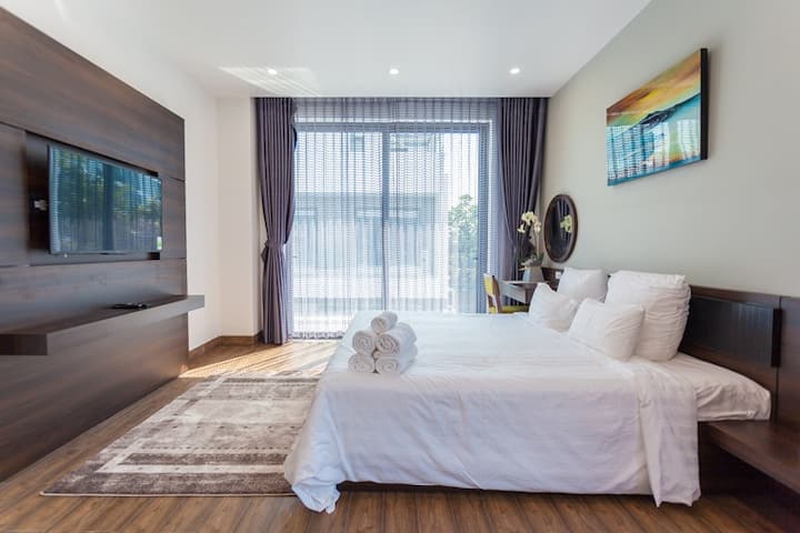 卧室有许多玻璃门，自然光线充足，呼吸花园和泳池的新鲜空气。
卧室配备电视、有线电视和高速互联网。 标准双人床： 1.8米x 2米