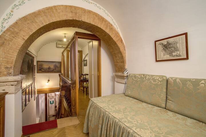 Navona Gallery Michelangelo APT. with terrace gallery image 3