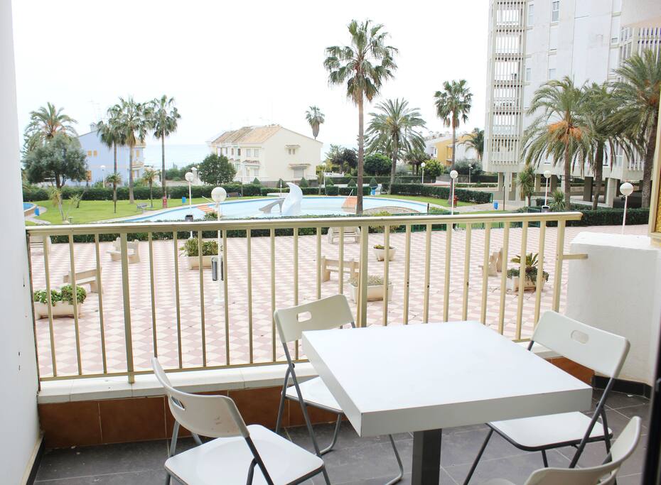 Amplia terraza con vistas al mar y zonas comunes