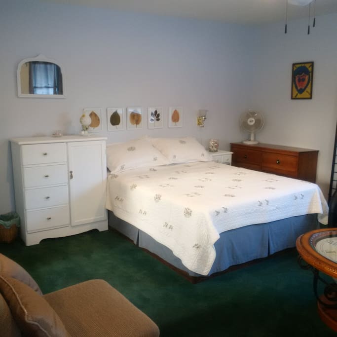 Queen bed with all linens.