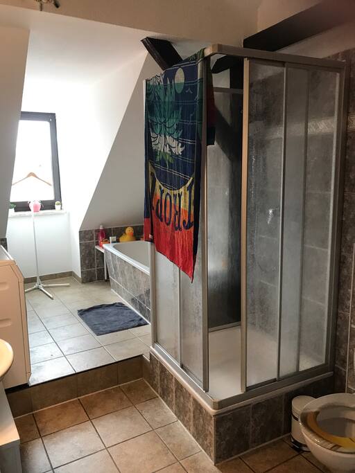 Bad mit Dusche und Wanne