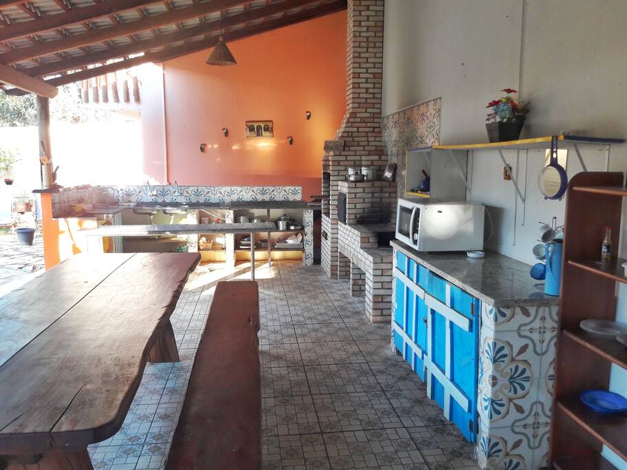 Cozinha ampla e com utensílios livre para os hóspedes.