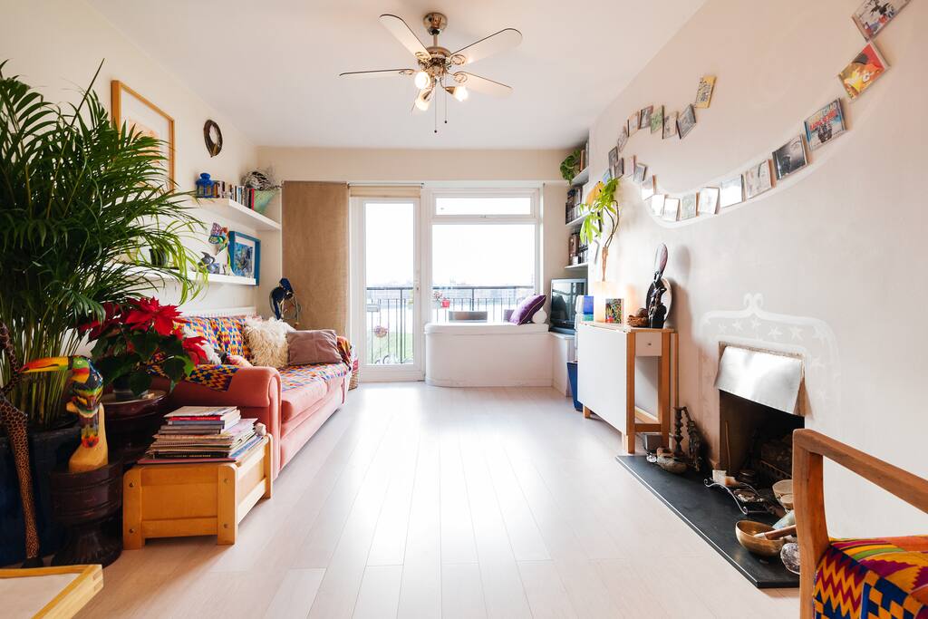 living room, view to the balcony and reservoir.
