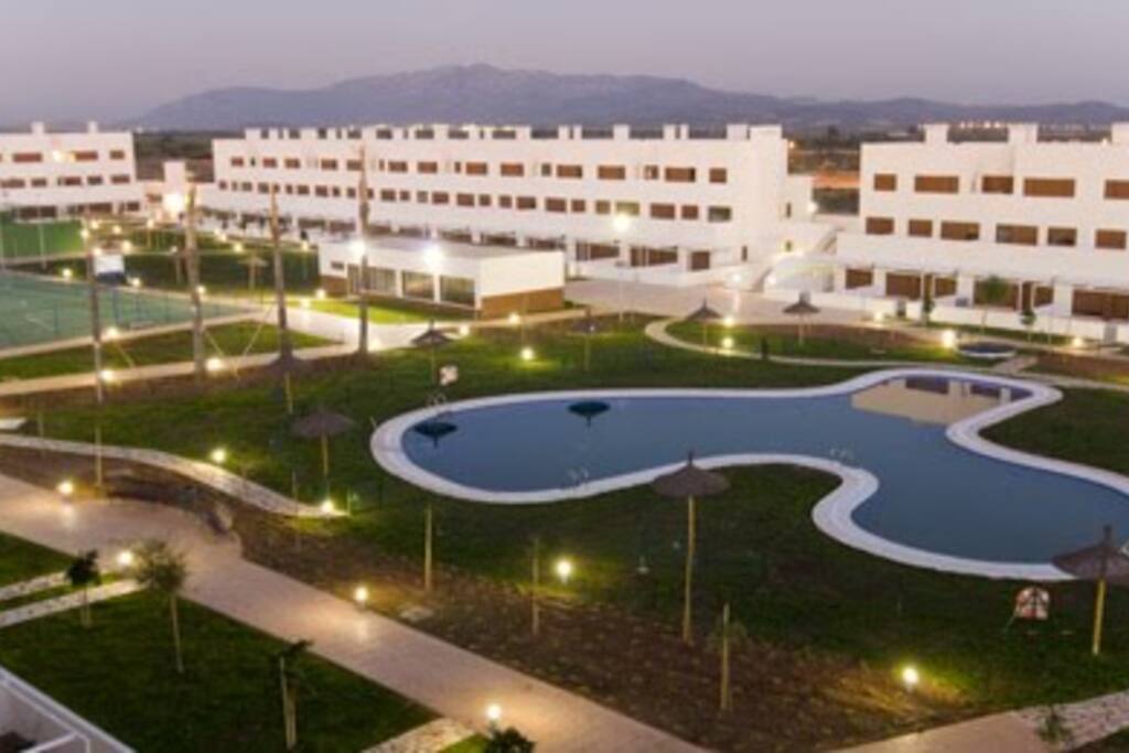 Piscina para adultos y niños, jacuzzi exterior, zonas verdes, zona infantil, gimnasio, cancha multiuso y dos pistas de paddel