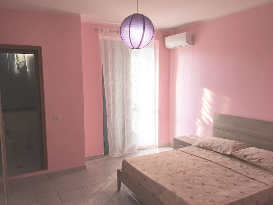 Camera da letto matrimoniale composta da: un grande armadio a 4 ante, due comodini,un comó,condizionatore e bagno in camera con wc e bidet.