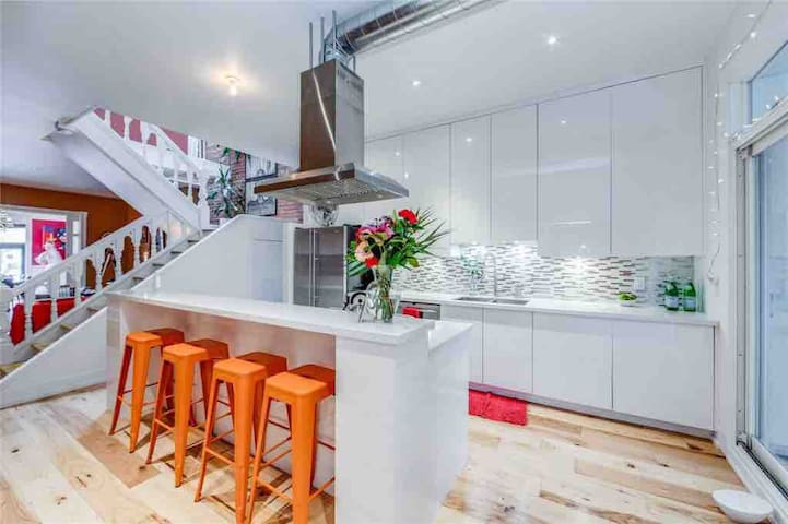 Huge 2-story NY Style Loft – Sauna & Cold Plunge!