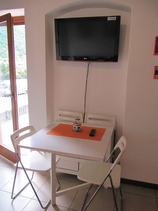 La cucina è dotata di un tavolo allungabile x 6 persone e di sei sedie.
Appesa al muro trovate una televisione 32 pollici!