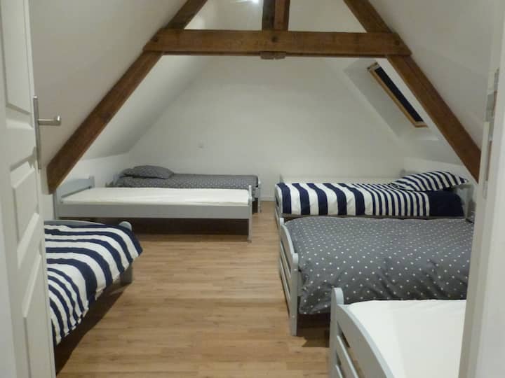 Habitación n°2 dormitorio con 7 camas individuales
