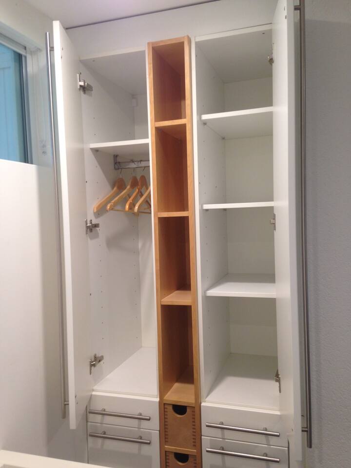 ארון בגדים עם מגירות