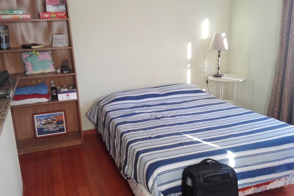 Comodo dormitorio con amplios ventanales