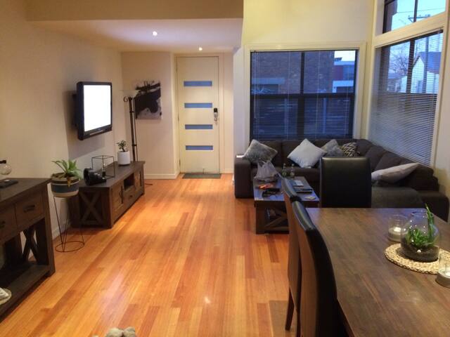 4 B/R, sleeps 8, in Seddon. gallery image 4