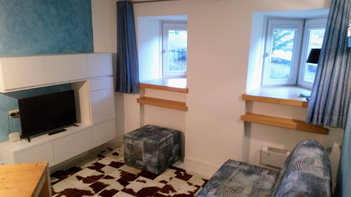 ห้องนั่งเล่น: เฟอร์นิเจอร์พร้อมสมาร์ททีวีและ Wi-Fi 