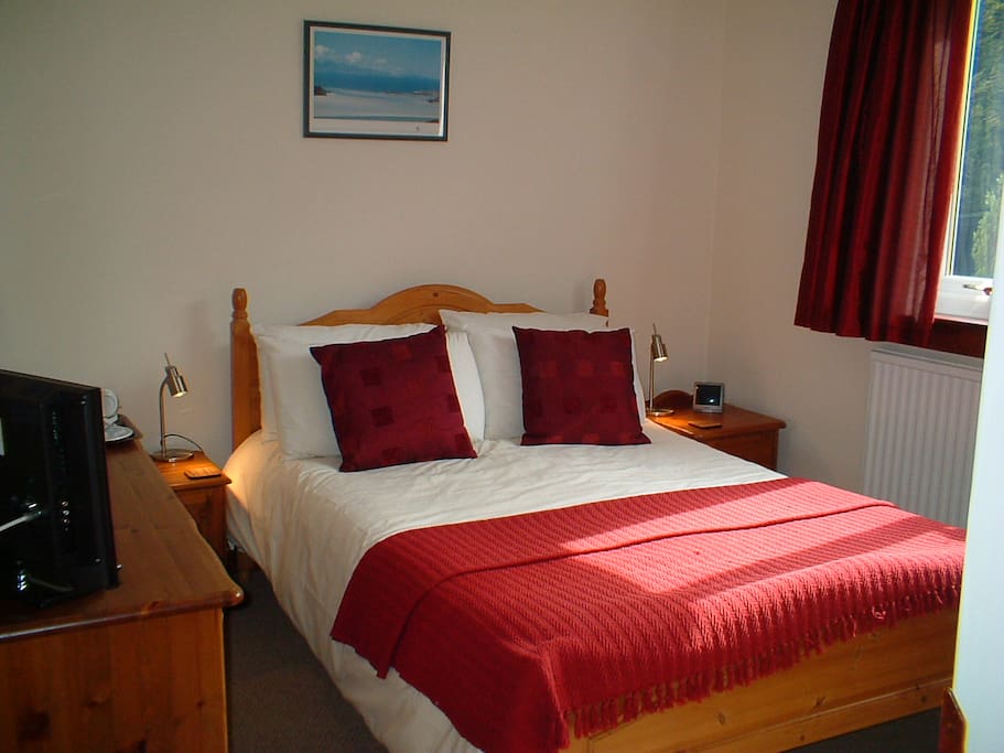 Double en-suite bedroom with views over the garden