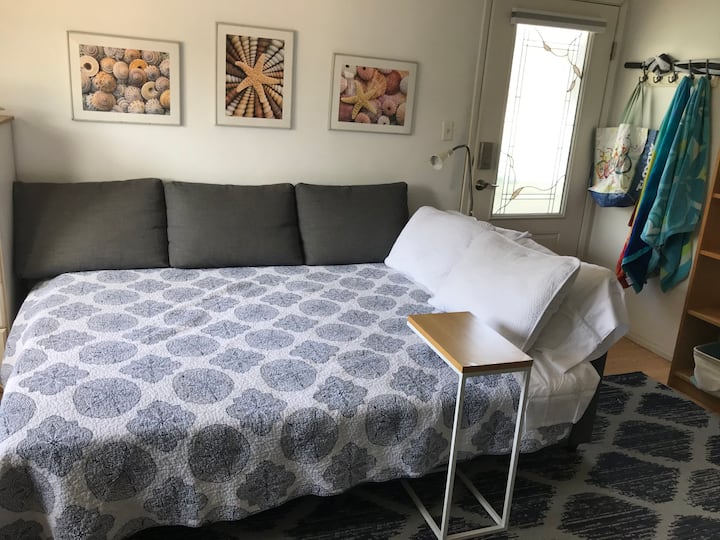 כדי להפוך את המיטה לנוחה יותר, נוסף מזרן ויסקו קווין סייז בגודל 4 אינץ'. אורחים שישנו על זה אמרו שישנו טוב בלילה. 