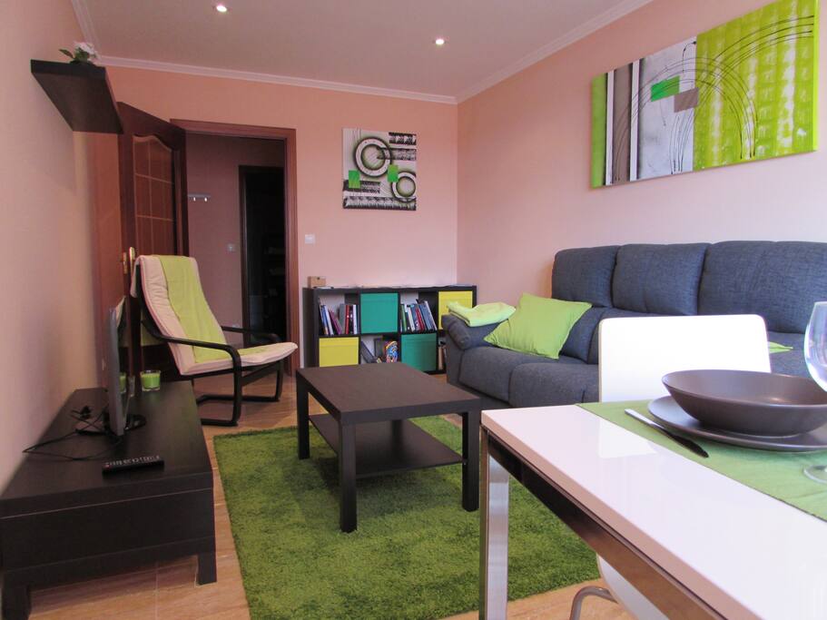 Salón-comedor con sofá y TV