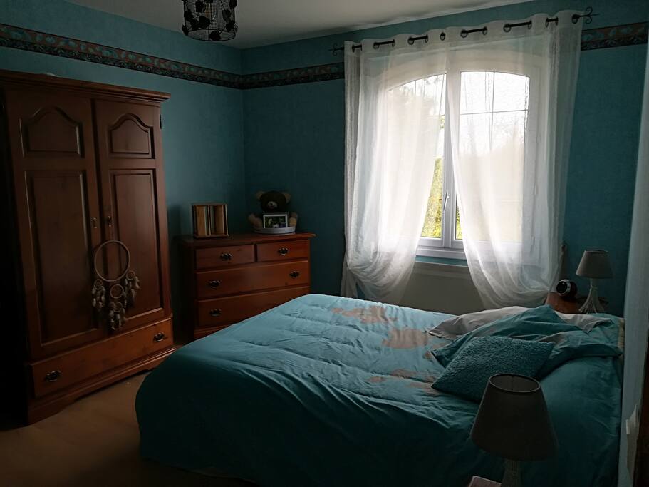 chambre n 2
couchage 140/190 avec petit bureau.