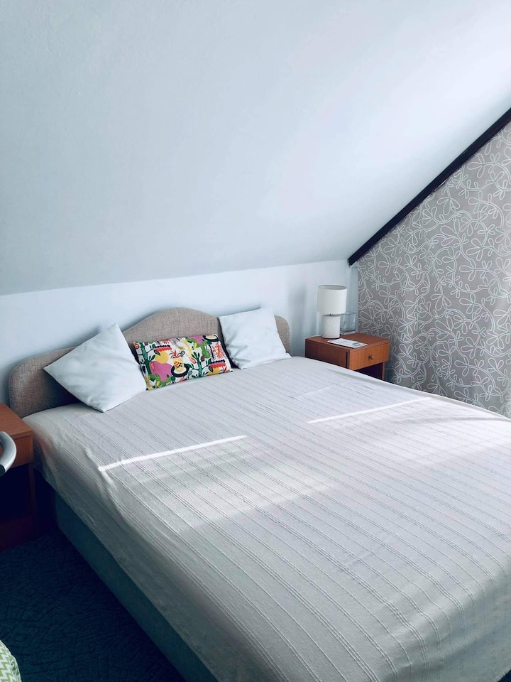 חדר שינה המשקיף על הרחוב 