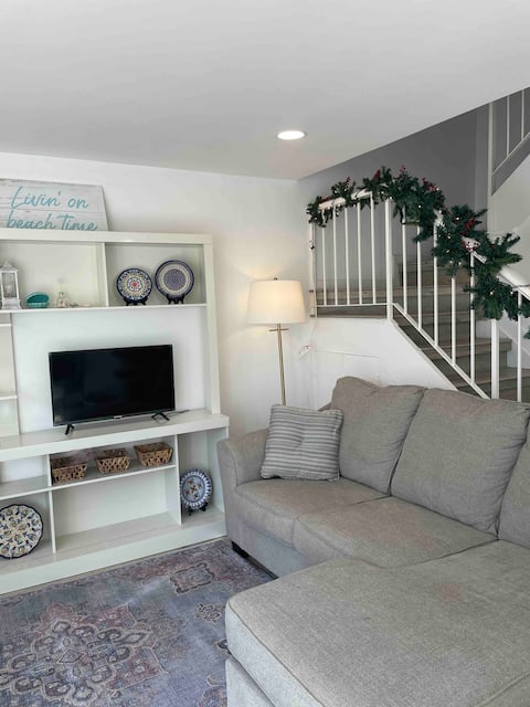 West Moorings by the Sea: Cozy Townhouse