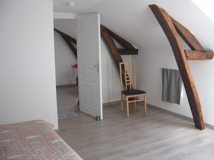 ห้องนอนชั้นบนขนาดใหญ่พร้อมห้องสวีทหลัก