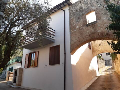 Deliziosa casa  nel Borgo antico di Eggi, Spoleto