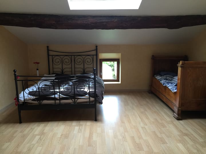 Chumba kikubwa cha kulala cha ghorofa ya chini na kitanda cha ziada.