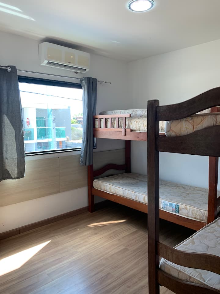 Slaapkamer 2

- 2 stapelbedden (4 personen)
- airconditioning