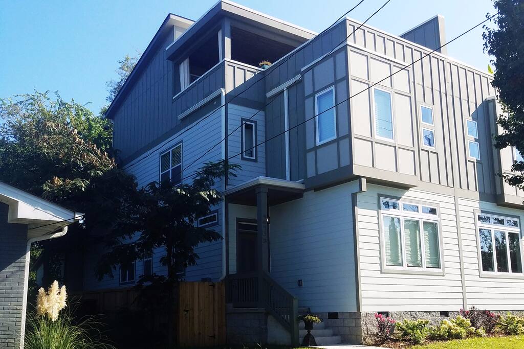 New and modern Townhome in the heart of Edgehill. Walk to shops, restaurants, bars, Belmont & Vandy! Walkable to downtown & Gulch too!