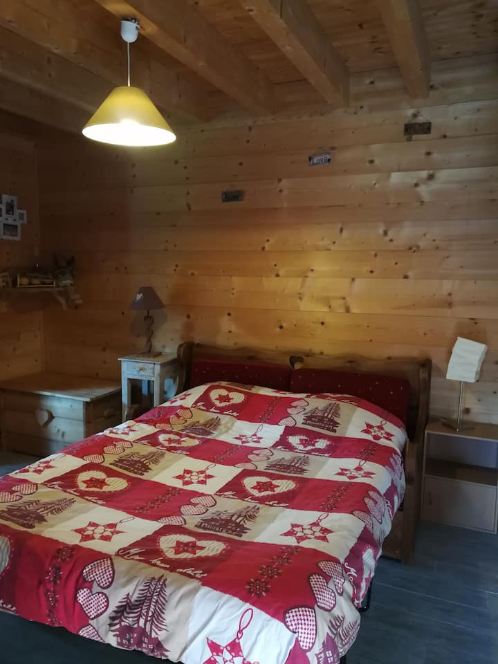 Chumba cha kulala cha ghorofa ya chini kilicho na bafu la chumbani