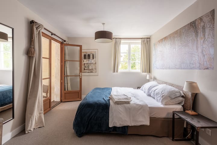 Chumba kikubwa cha kulala 4 kilicho na bafu na roshani ya ndani