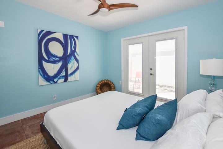 De gastenslaapkamer.  Het gastenbad in de hal ligt op slechts een steenworp afstand.  Deze kamer heeft ook toegang tot de patio aan de zijkant. Rust goed uit met het comfortabele schuimmatras.