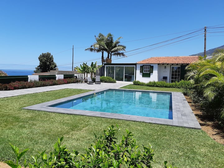 Romantic getaway, luxury cottage  private pool