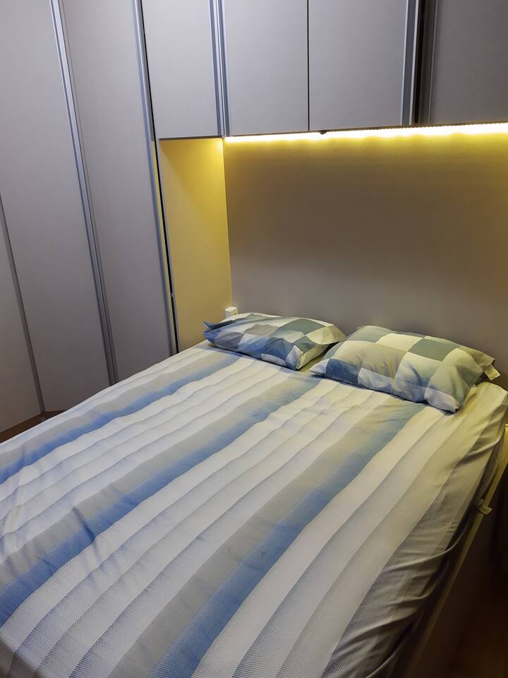 Брачен кревет (широк 150-179 см) со осветлување до креветот