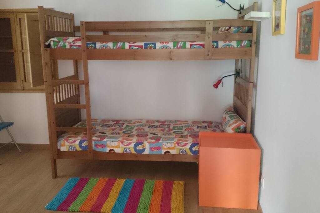 Chambre lits superposés + chauffeuse 1 place + lit parapluie bébé