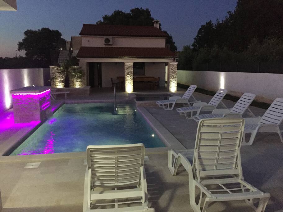 swimming pool front Hause