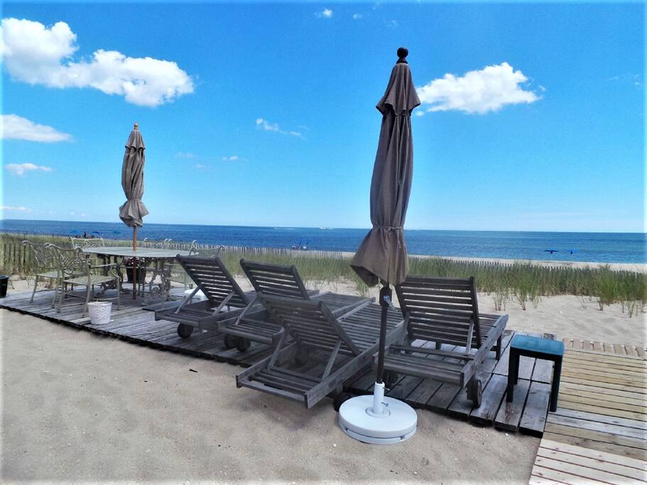 2nd Oceanfront deck w/lounge chairs