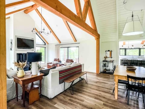 Popular Airbnb listing: Whalebone Cottage-peaceful, close to town & GNP in Whitefish