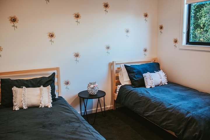 Guest Bedroom
2 Single beds