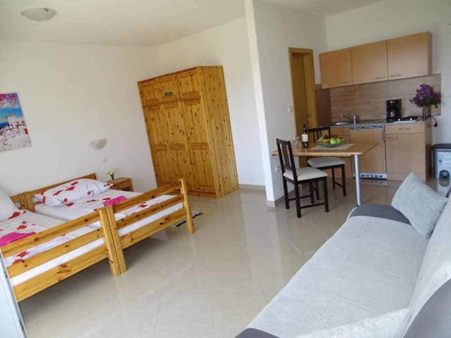 Studio apartment mit 2 Betten mit Schrank ,Schlafsofa und Küche