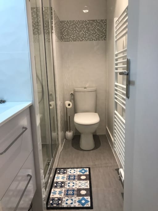 salle de bain de la chambre parentale