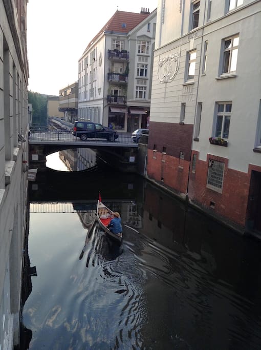 die Wohnung liegt im hinteren, rechten Gebäude