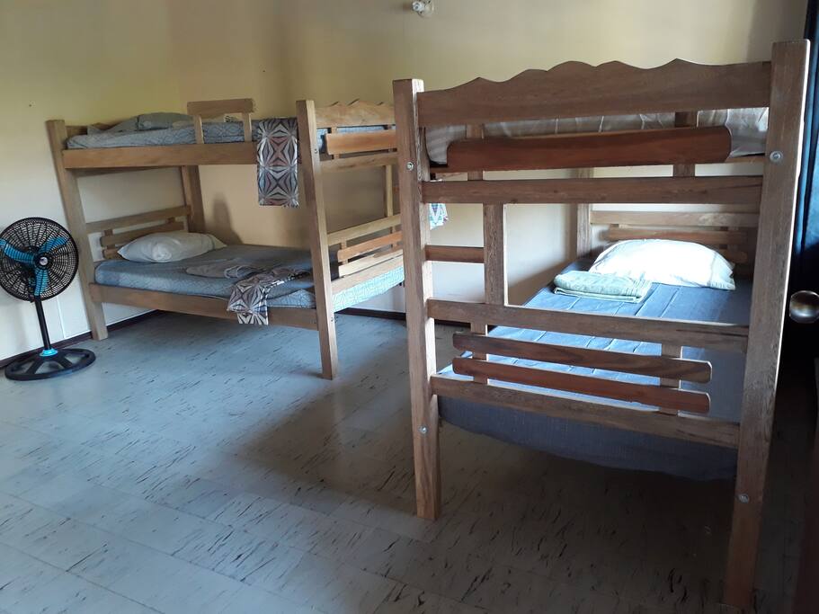 Tenemos habitaciones compartidas con baños compartidos. We have shared rooms with shared bathrooms.