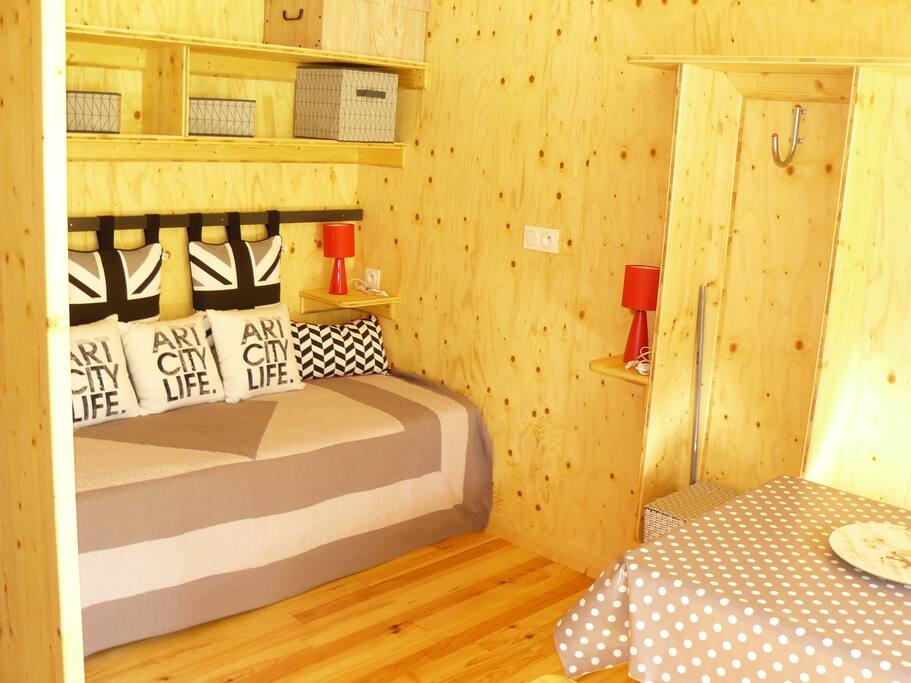 Séjour - coin nuit avec lit gigogne (2 lits 80*200 ou lit double 160*200) et table à manger
