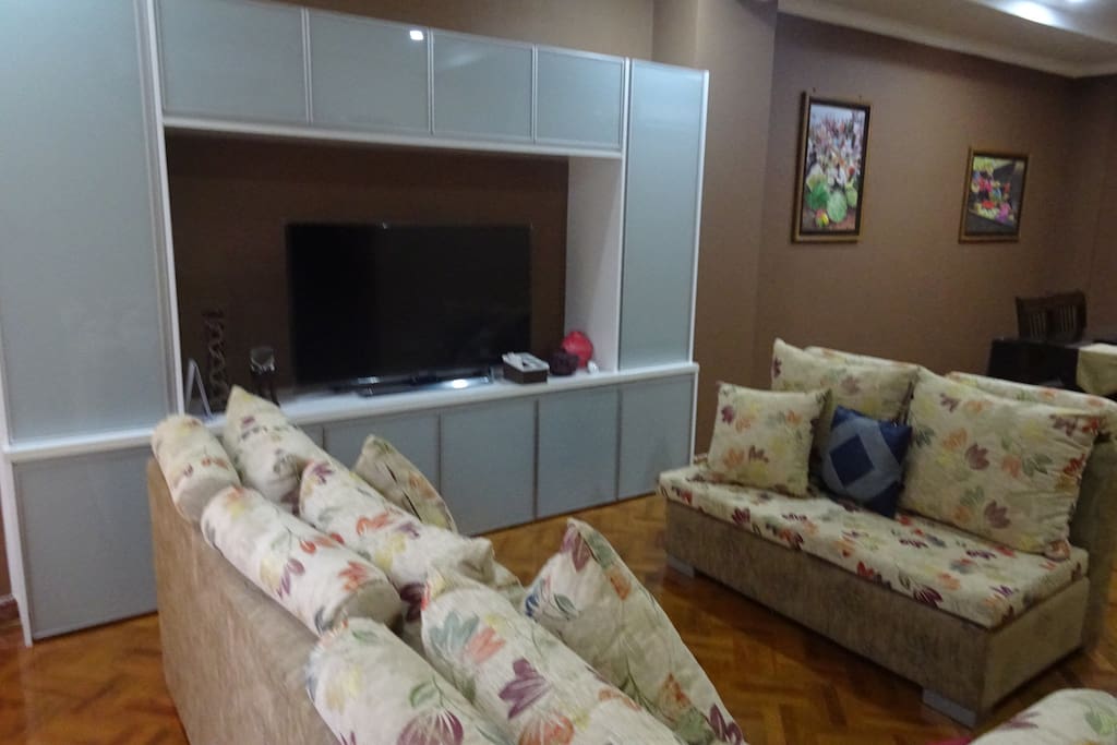 Lounge with 48 inch TV, multi-channel satellite