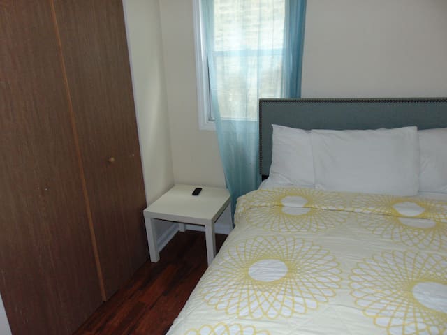 Relaxing private bedroom, AC,free WiFi,Netfix,park